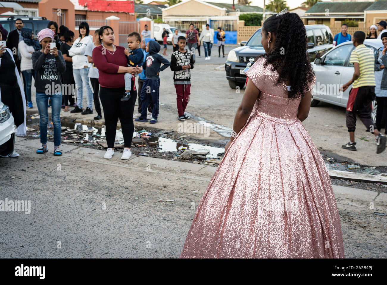 Una joven posa para las fotografías antes de asistir a su escuela de danza matric en Sudáfrica Cape Town de pandillas barrio de Hanover Park Foto de stock