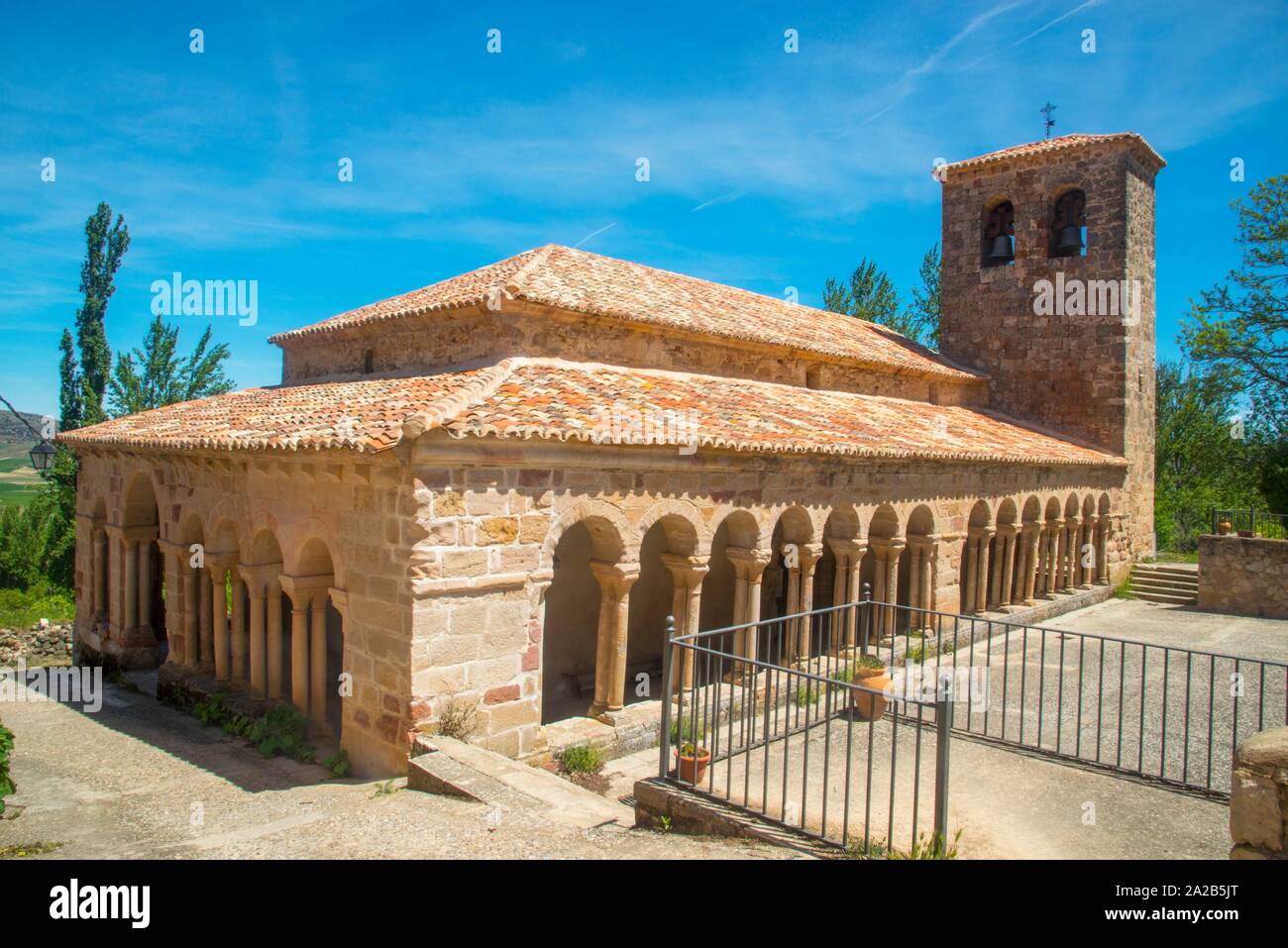 Fachada de la iglesia de El Salvador. Carabias, provincia de Guadalajara, Castilla La Mancha, España. Foto de stock
