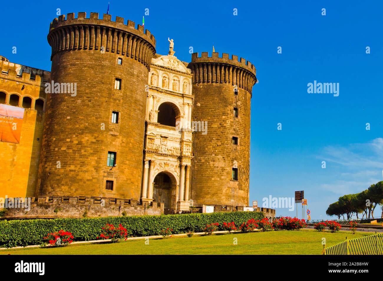 El Castel Nuovo, el castillo nuevo, llamado a menudo Maschio Angioino, Nápoles, Campania, Italia, Europa. Foto de stock