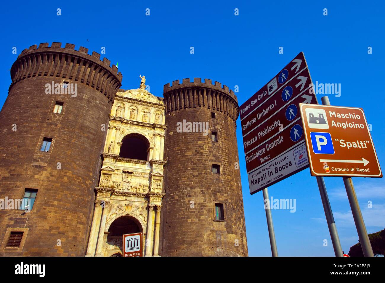 El Castel Nuovo, el castillo nuevo, llamado a menudo Maschio Angioino, Nápoles, Campania, Italia, Europa. Foto de stock