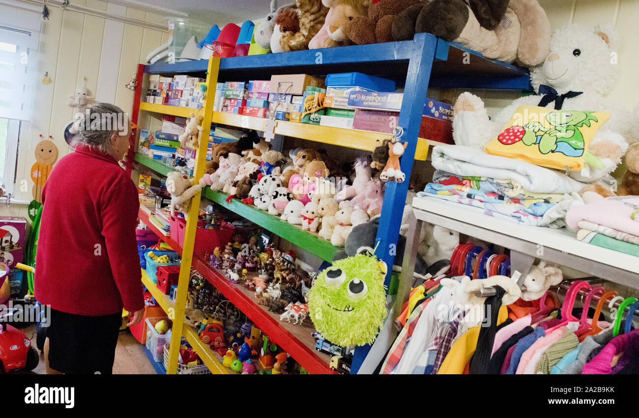 Greifswald, Alemania. 01 Oct, 2019. Utiliza los juguetes de los niños  pueden encontrarse en una estantería en el almacén del departamento social  de Greifswald. La institución ofrece muebles de segunda mano,  electrodomésticos,