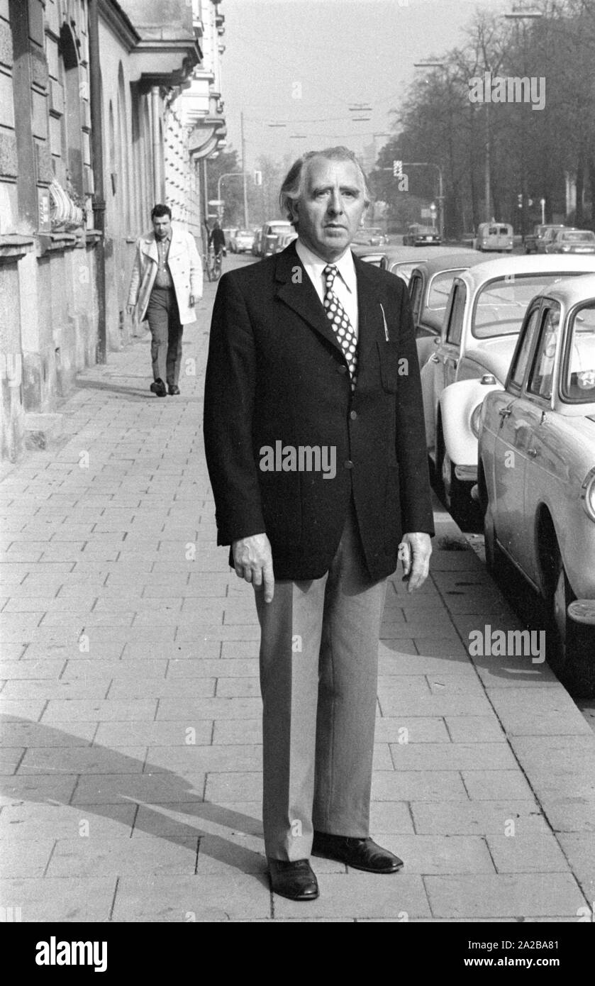 Un hombre combina una punteada con un traje negro de chaqueta y pantalón gris Fotografía stock - Alamy
