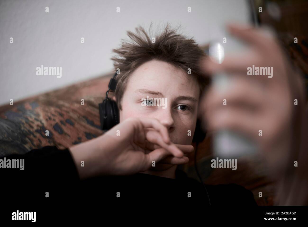 Adolescente (17 años) con entretenimiento smartphone Foto de stock