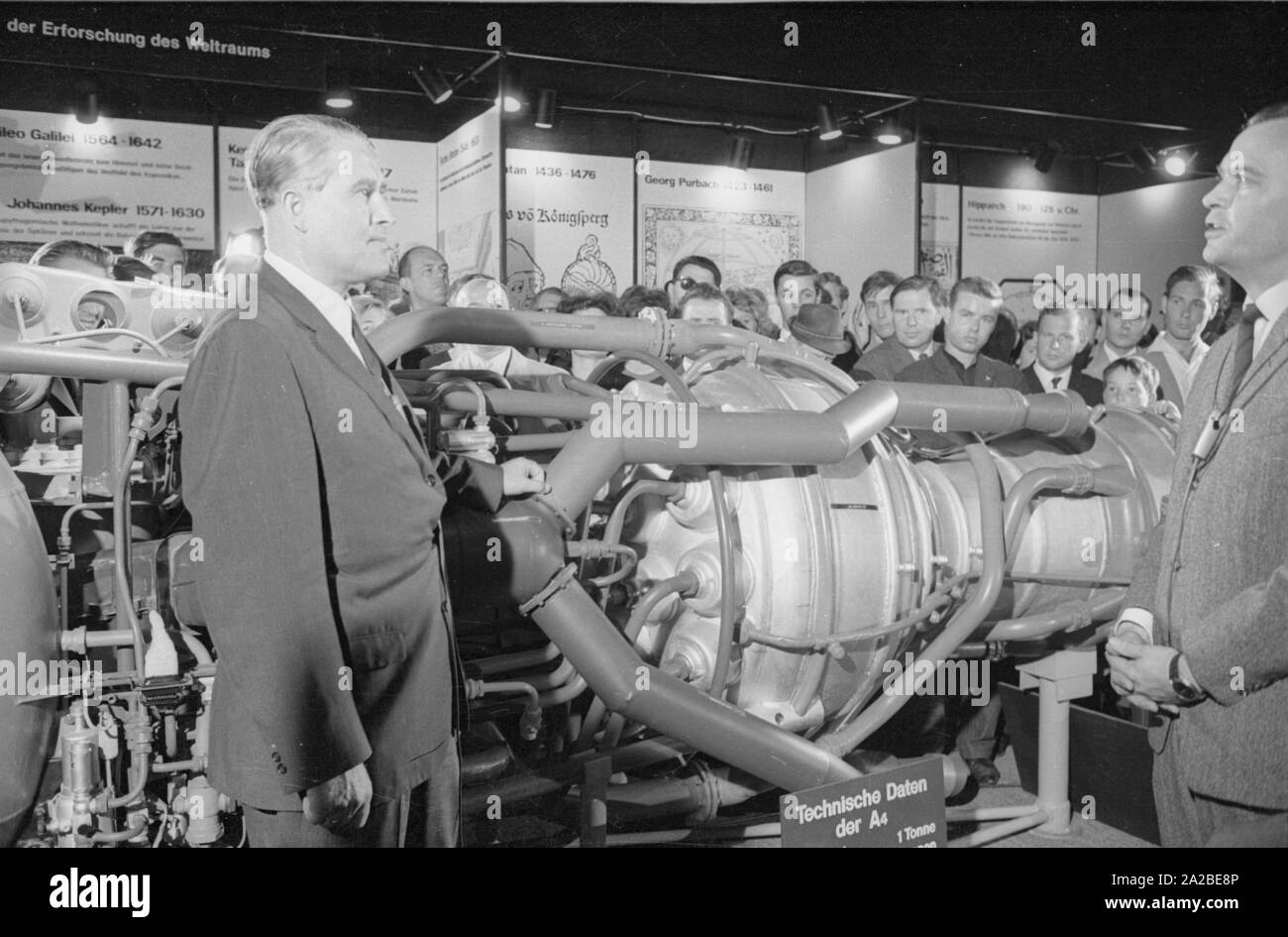 El ingeniero Wernher von Braun (l.) Visita la Exposición Internacional de Transporte (IVA) en el centro de exposiciones Theresienhöhe en Munich. Aquí él está delante de la Aggregat 4 (A4), el primer gran cohete, propulsado por un motor de cohete de propulsante líquido, que fue desarrollado bajo su liderazgo. Foto de stock