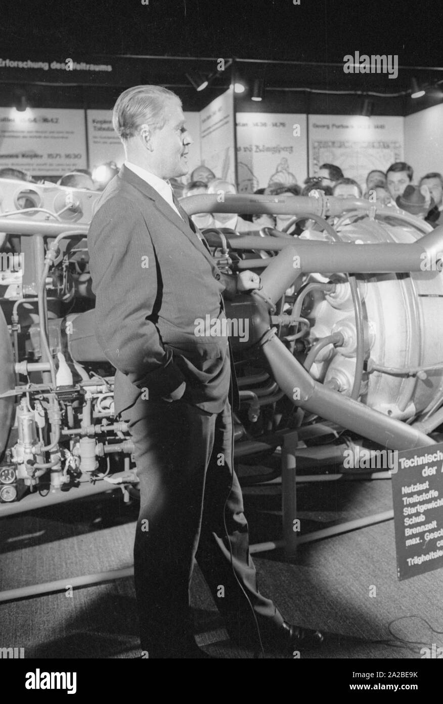 El ingeniero Wernher von Braun visita la Exposición Internacional de Transporte (IVA) en el centro de exposiciones Theresienhöhe en Munich. Aquí él está delante de la Aggregat 4 (A4), el primer gran cohete, propulsado por un motor de cohete de propulsante líquido, que fue desarrollado bajo su liderazgo. Foto de stock