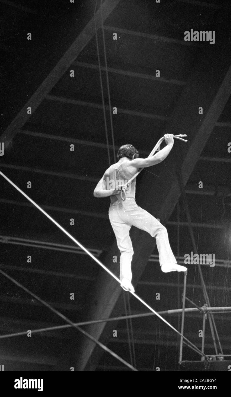 Rendimiento de un artista en la cuerda floja de un circo, probablemente el Circus Krone. Foto de stock