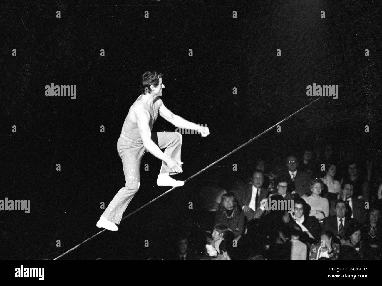 Rendimiento de un artista en la cuerda floja de un circo, probablemente el Circus Krone. Foto de stock