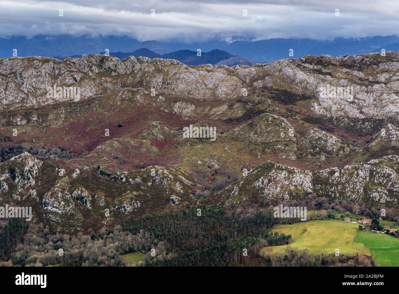 La Sierra del Sueve cordillera septentrional, falda de la Cordillera