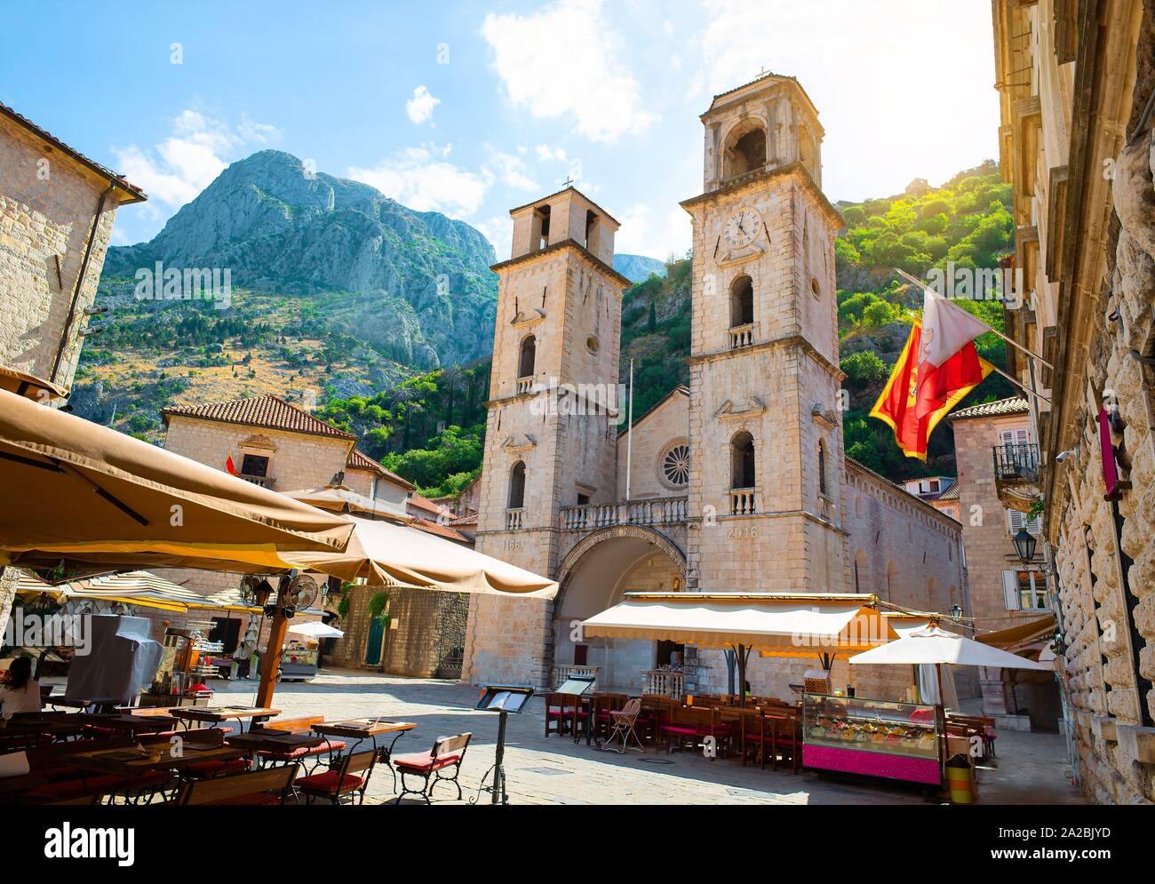 Iglesia de San Trifón en el casco antiguo de Kotor. Montenegro. Foto de stock