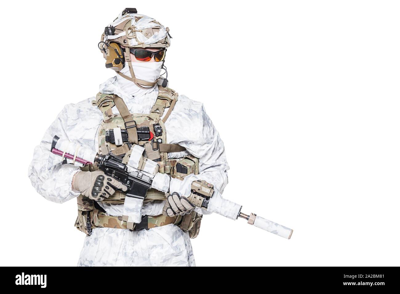 Operador de las fuerzas especiales de los Navy Seals armados con fusiles de  asalto con la superficie cerrada en gafas de sol polarizadas y militares  vestidos de camuflaje invernal diseñado para Fotografía