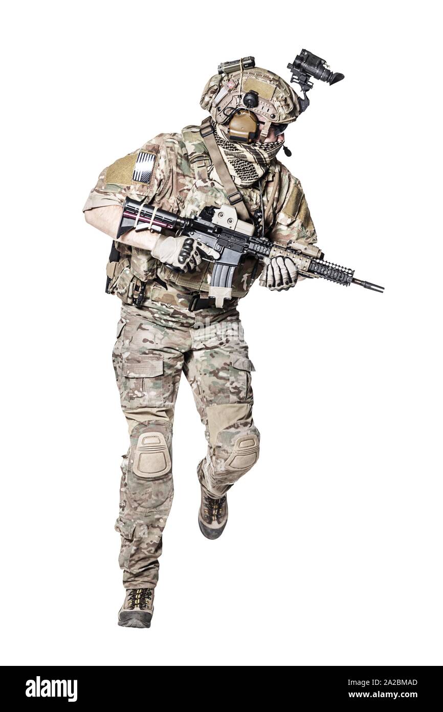 Miembro de élite de la US Army Rangers en uniforme de combate con sus  mangas de camisa enrollada, casco, gafas de sol y gafas de visión nocturna,  ejecutando en acción Fotografía de