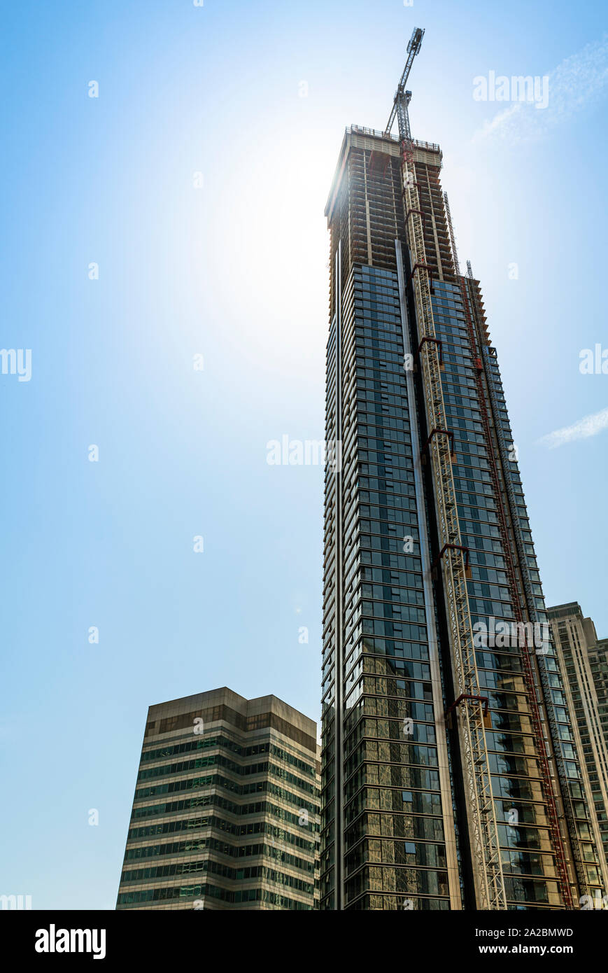 Nueva oficina modernos rascacielos que está siendo construido en una ciudad Foto de stock