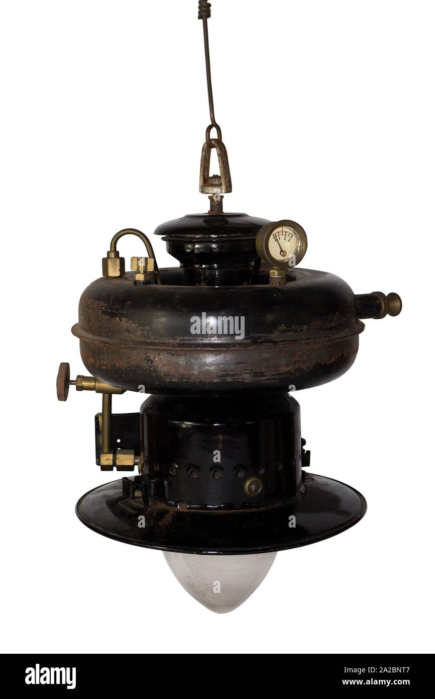 Antigua lámpara de queroseno. Vintage oxidada Lámpara de Gas aislado sobre  fondo blanco Fotografía de stock - Alamy