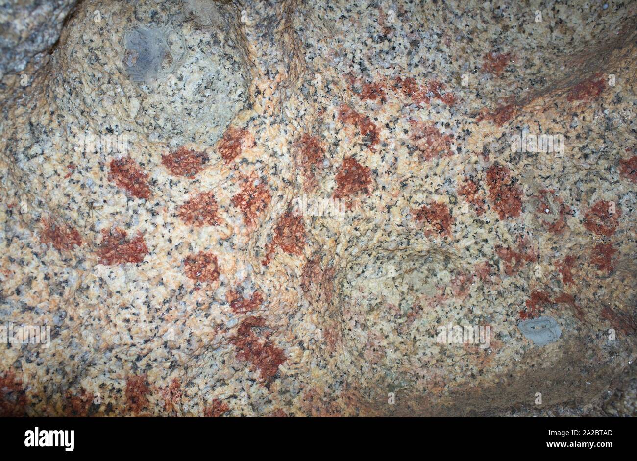 Esquema prehistórico pinturas dentro de bloques de granito en el Monumento Natural de Los Barruecos, Extremadura, España. Pinturas de punteado. Foto de stock