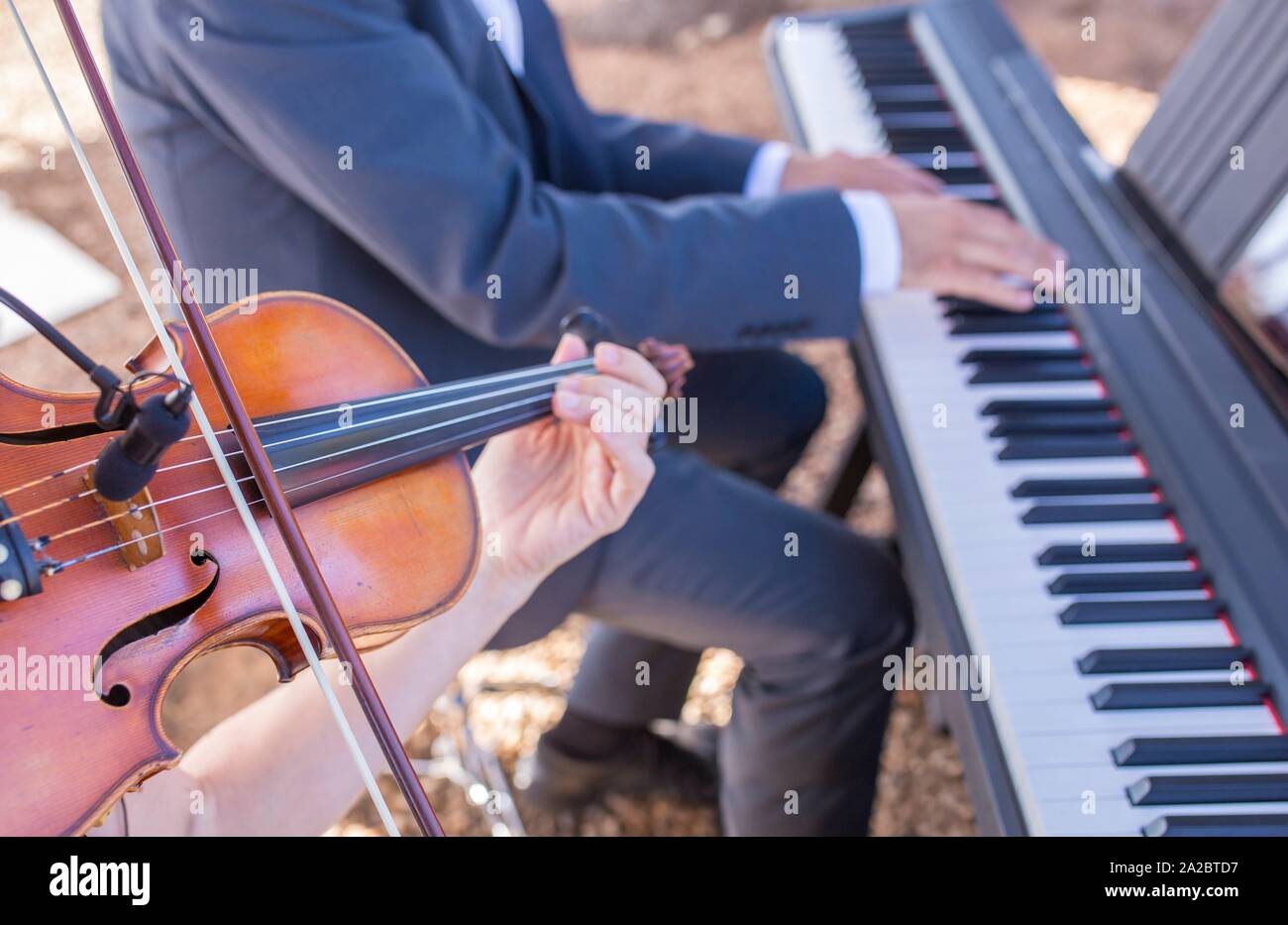 Violín y piano dúo musical realizar durante la fiesta al aire libre. El  enfoque selectivo Fotografía de stock - Alamy