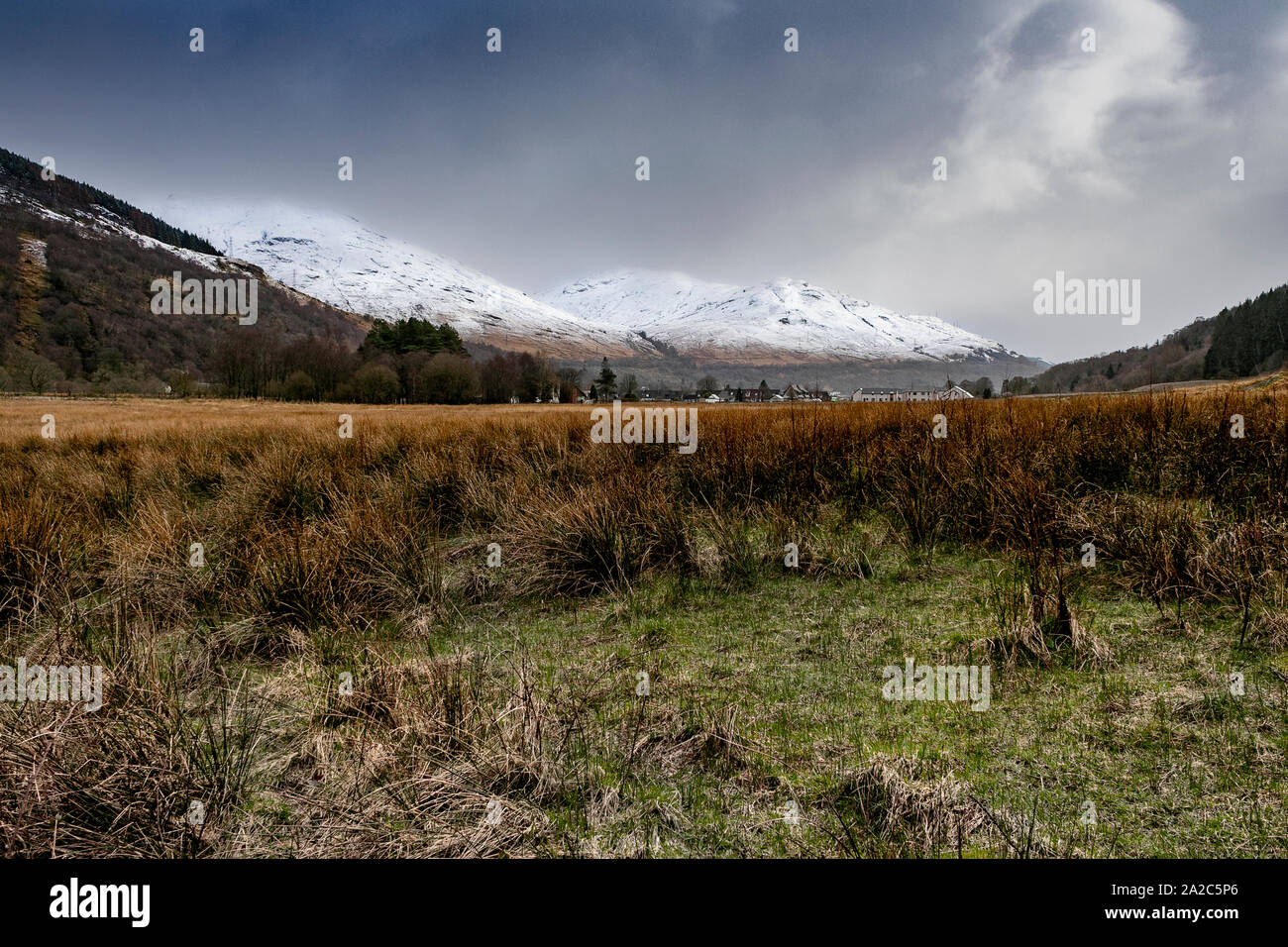 Highlands escocesas en invierno cubiertas de nieve? Colinas y páramos moody Foto de stock