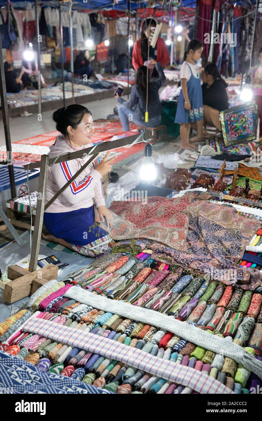 El Mercado Nocturno de artesanía junto a Sisavangvong, en la provincia de Luang Prabang, en el norte de Laos, Laos, Sudeste de Asia Foto de stock