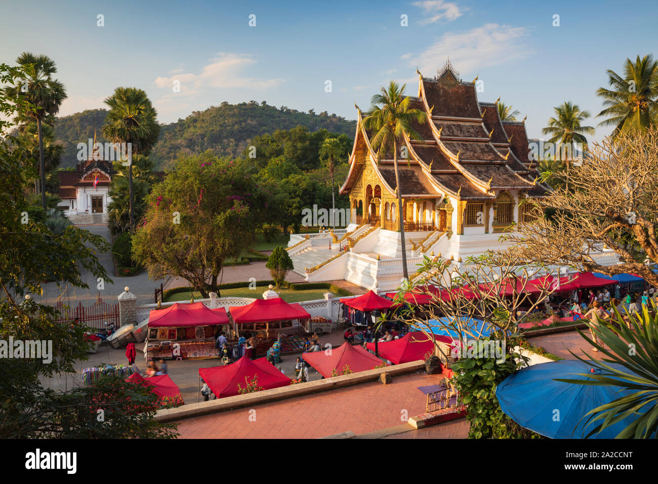 Configurando el mercado nocturno junto a Sisavangvong con Wat Ho Pha Bang templo budista, Luang Prabang, en la provincia de Luang Prabang, en el norte de Laos, Laos, por lo que Foto de stock