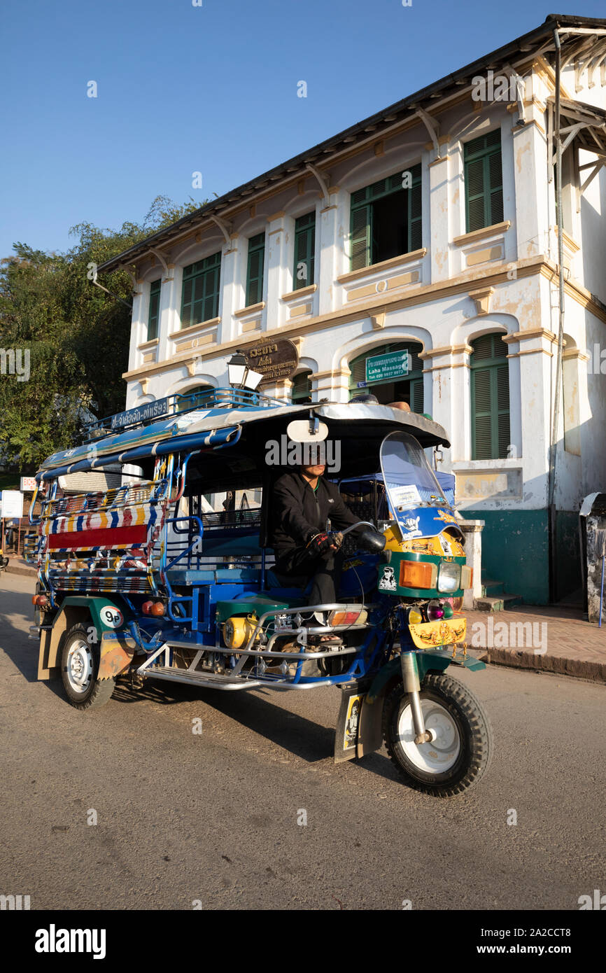 A lo largo de los tuk-tuk Sisavangvong, Luang Prabang, en la provincia de Luang Prabang, en el norte de Laos, Laos, Sudeste de Asia Foto de stock