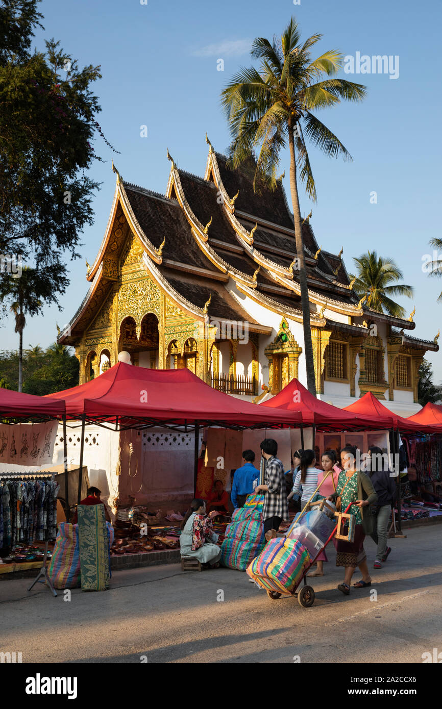 Configurando el mercado nocturno junto a Sisavangvong con Wat Ho Pha Bang templo budista, Luang Prabang, en la provincia de Luang Prabang, en el norte de Laos, Laos, por lo que Foto de stock