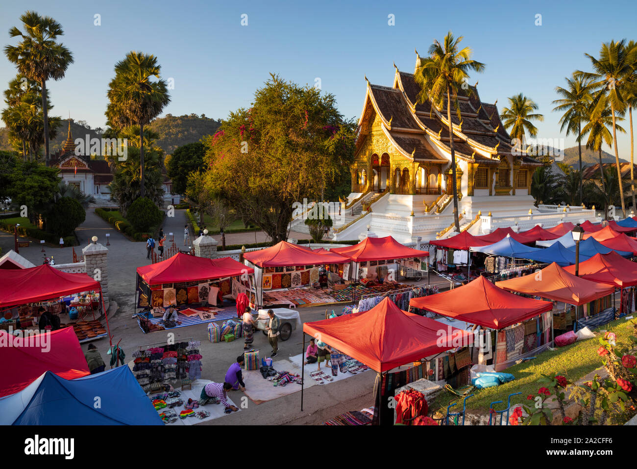Configurando el mercado nocturno junto a Sisavangvong con Wat Ho Pha Bang templo budista, Luang Prabang, en la provincia de Luang Prabang, en el norte de Laos, Laos, por lo que Foto de stock