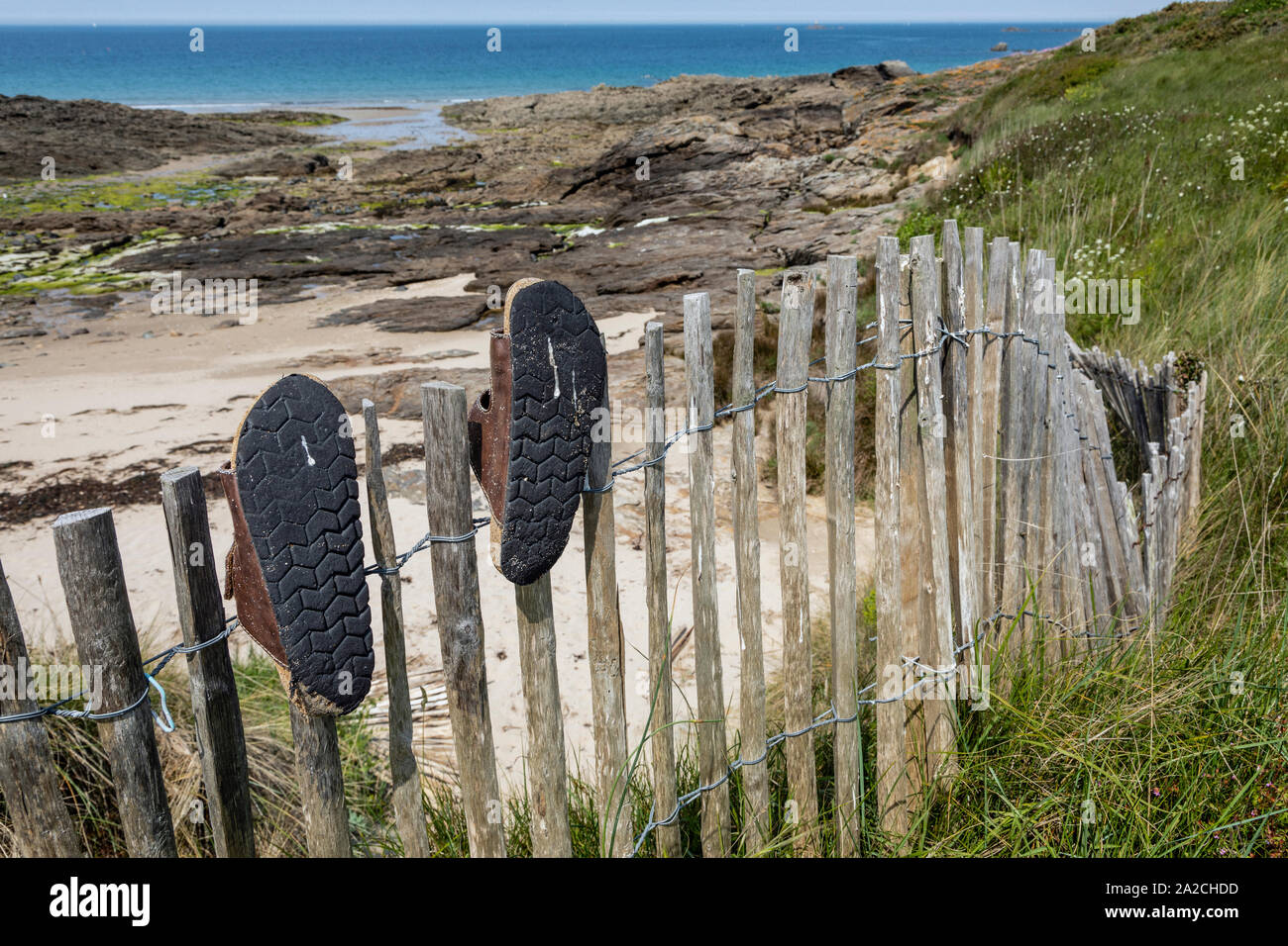 Sandalias Perdidas Playa Fotos e Imágenes de stock - Alamy