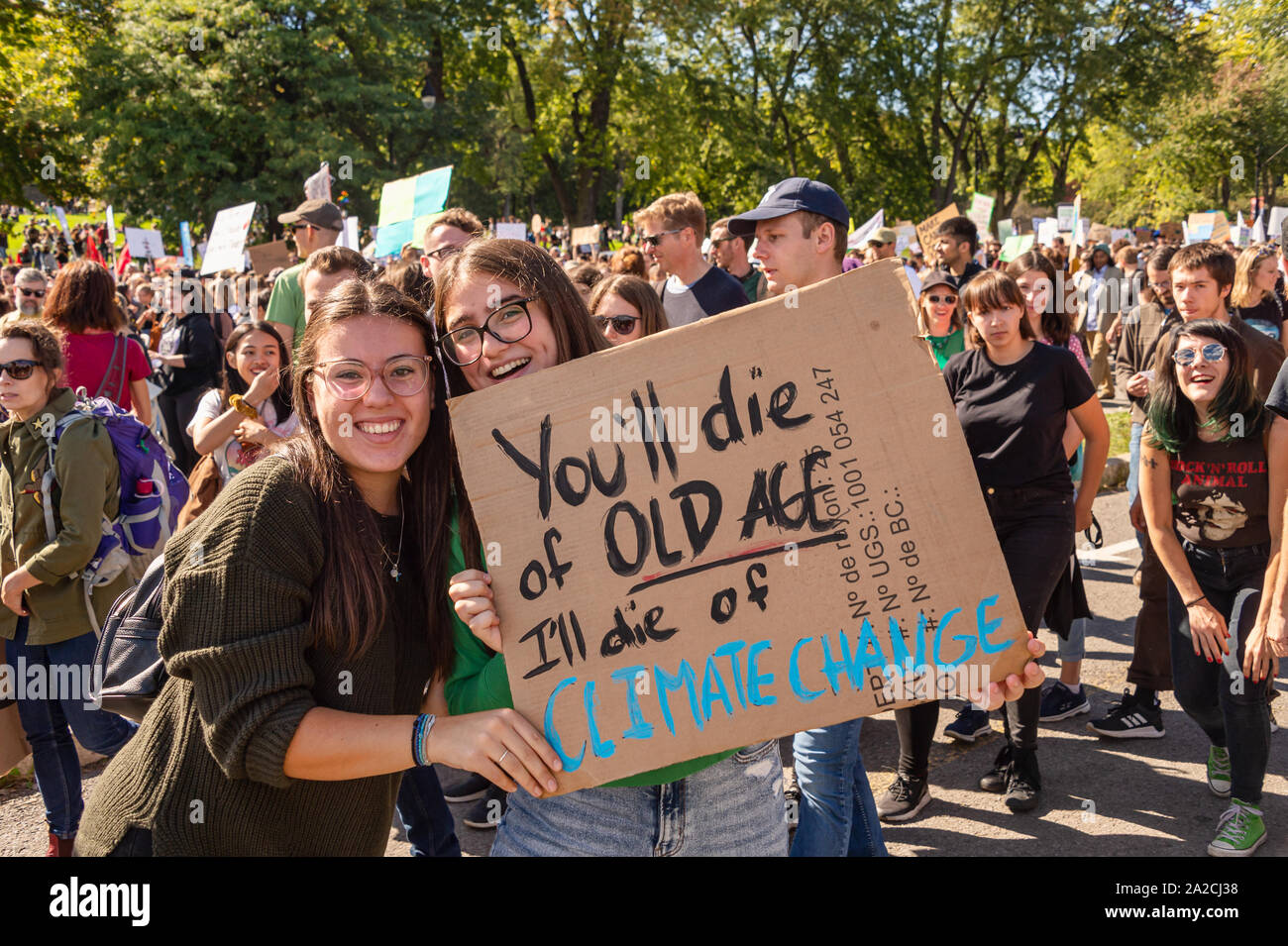 Montreal, CA - 27 de septiembre de 2019: Dos adolescentes sosteniendo un cartel de protesta en el Montreal Clima De marzo. Foto de stock