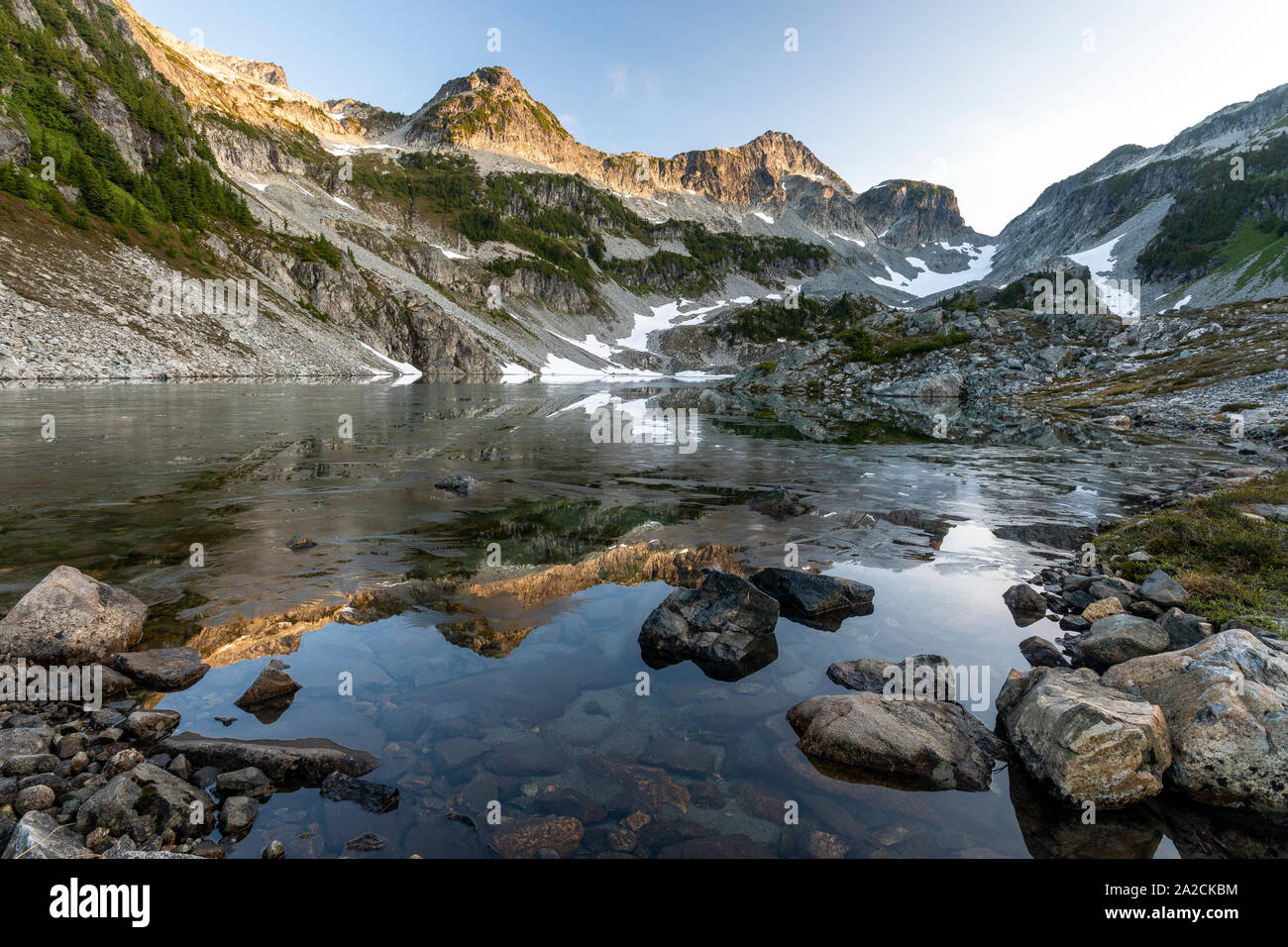 Vista panorámica de un pico de montaña y su reflejo en un lago. Foto de stock