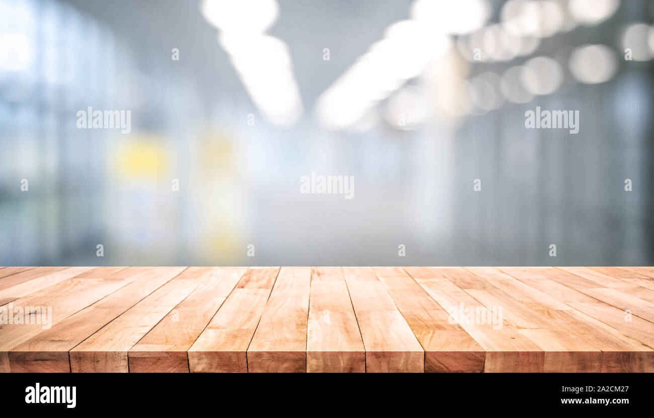 Tabla De Madera En La Parte Superior De La Ventana Pared De