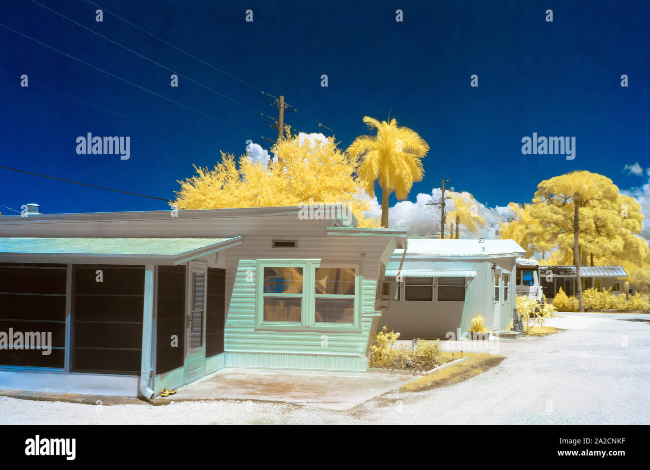 La antigua Florida trail casas con infrarrojos cámara roja y procesada por falsos colores Foto de stock