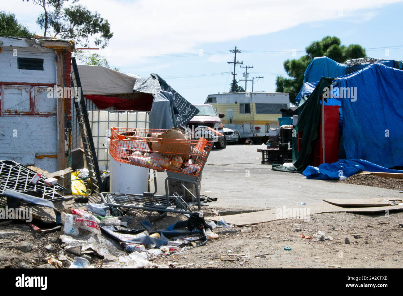 Un campamento de desamparados afuera de un Home Depot en East Oakland fotografiada en sept. 25. Foto de stock