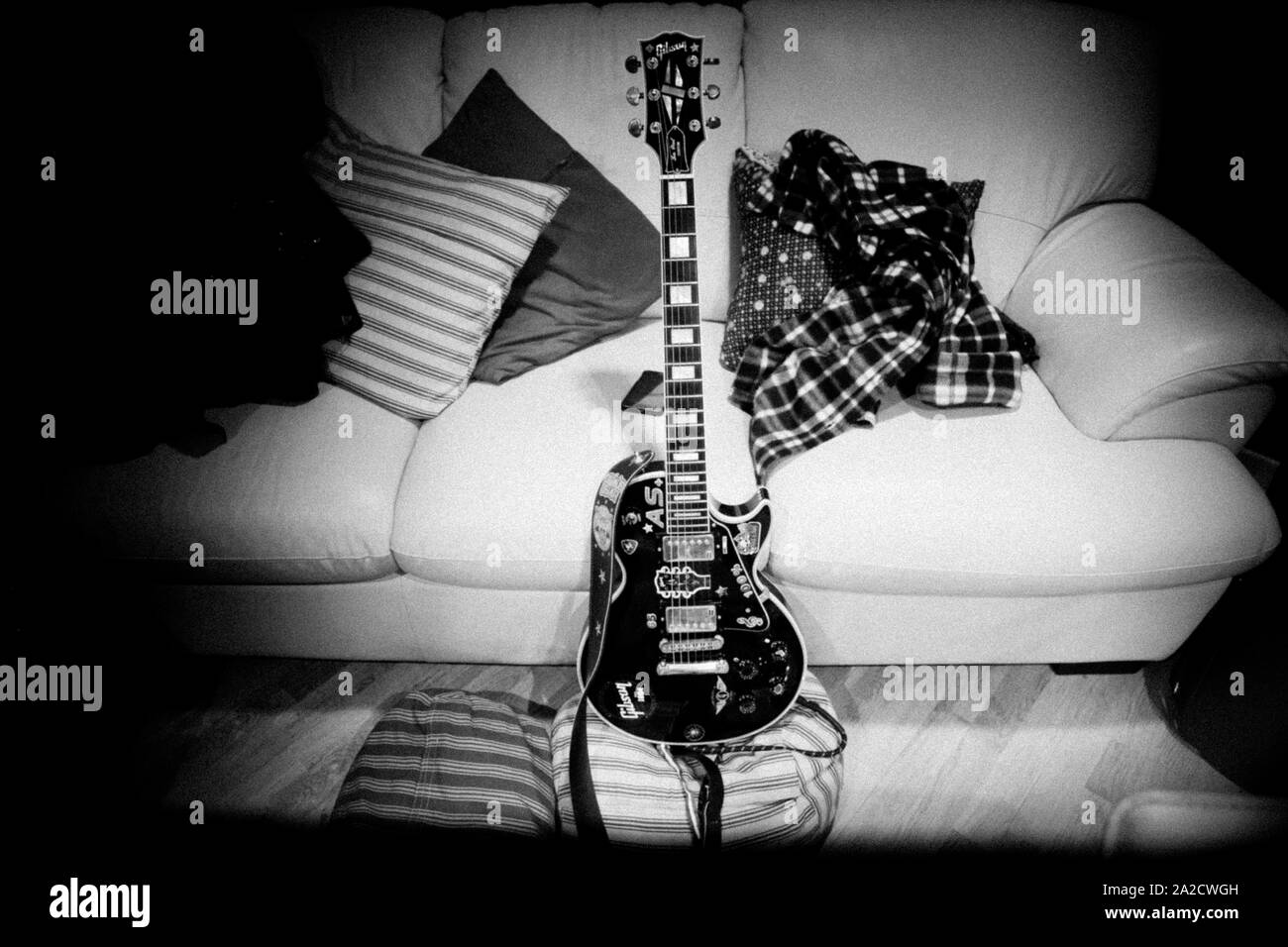 Guitarra eléctrica preparada para una sesión de grabación en un estudio. Foto de stock