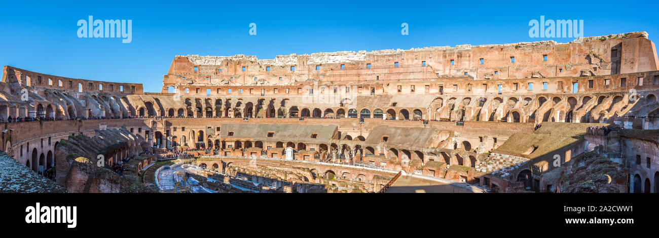 Vista de la arquitectura interna dentro del Coliseo, amplias panorámicas. Italia, Roma, 27 de diciembre de 2018, Foto de stock