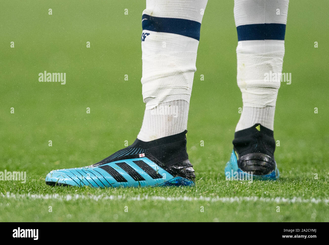 Leia Certificado Interacción Las botas de fútbol de adidas Dele Alli de Espuelas con bandera de  Inglaterra durante el partido de la Liga de Campeones de la UEFA entre el  Tottenham Hotspur y el Bayern