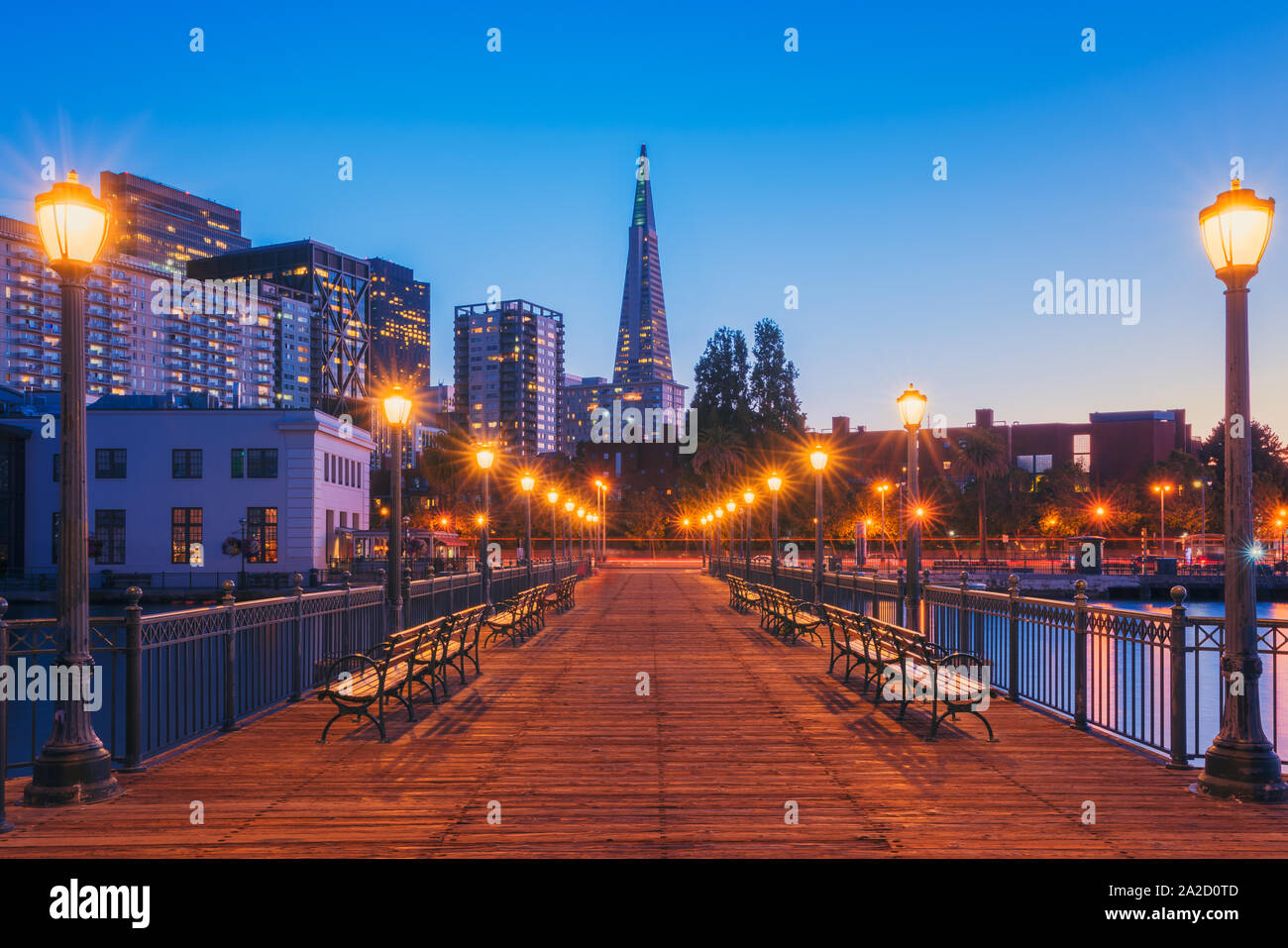 Pirámide de San Francisco en California, EE.UU. al anochecer, visto desde el Muelle 7 Foto de stock