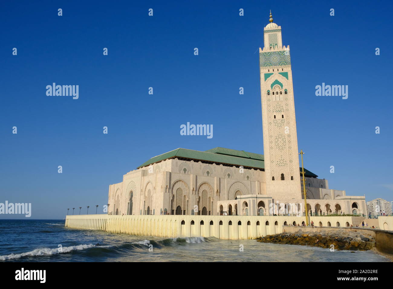 Marruecos Casablanca Mezquita de Hassan II vista desde el oeste waterside Foto de stock