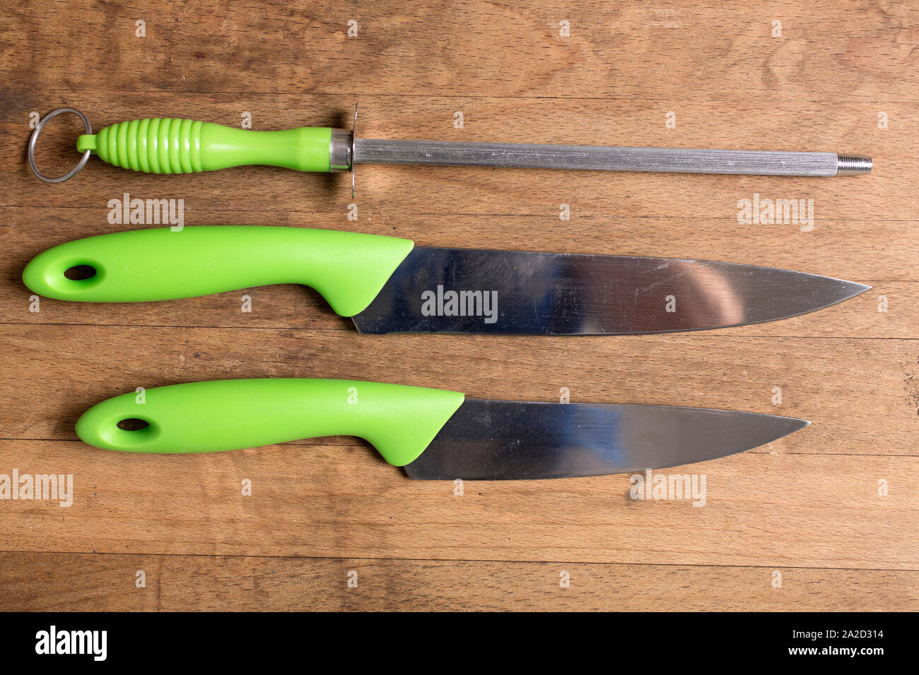 Elegante colección de cuchillos de cocina moderna y un sacapuntas en una  superficie de trabajo de madera Fotografía de stock - Alamy
