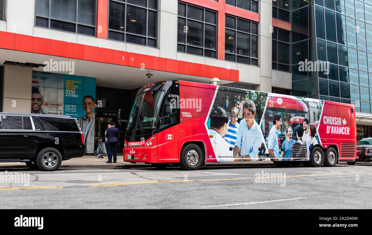 El autobús del Partido Liberal de Canadá en la campaña se detiene en la sede de CBC en Toronto, mientras que el PM Justin Trudeau tiene el ayuntamiento. Foto de stock