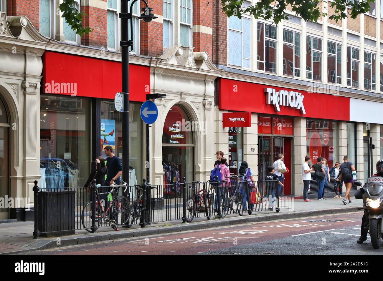 Londres, Reino Unido - Julio 9, 2016: la gente tienda en TK Maxx en Charing  Cross Road,