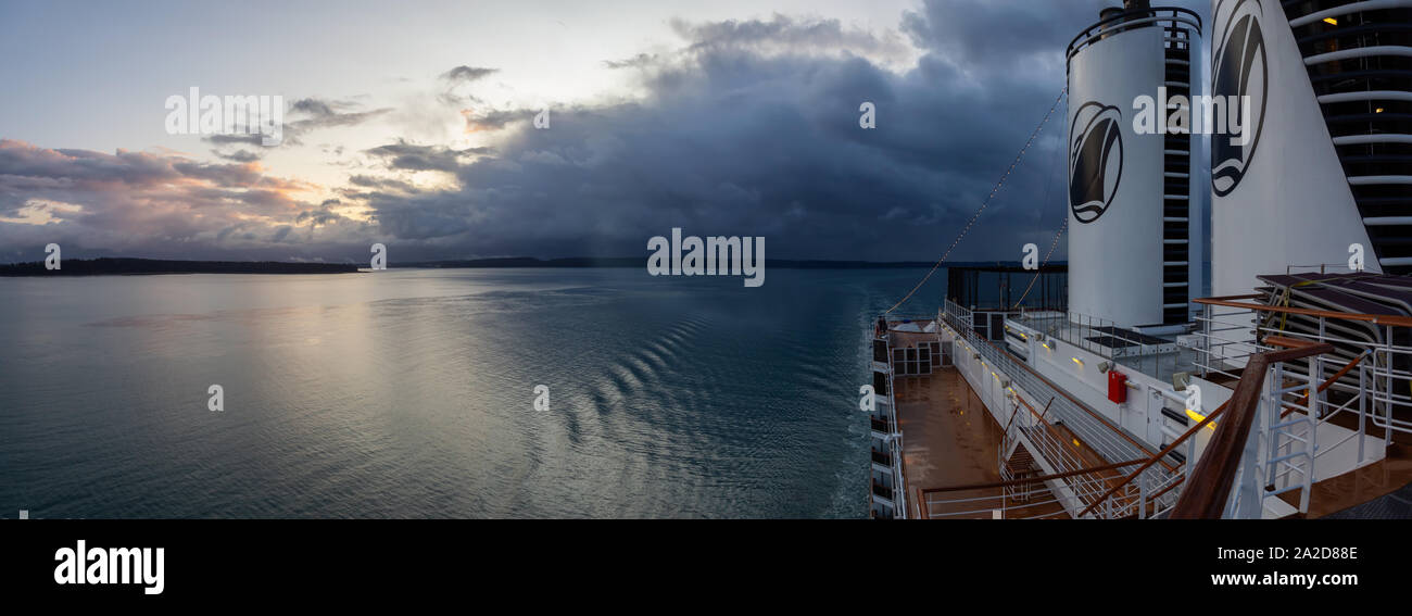 El parque nacional de Glacier Bay y preservar, Alaska, EE.UU. - 25 de septiembre de 2019: Holland America Line Crucero en cuising en el océano durante un nublado y Foto de stock