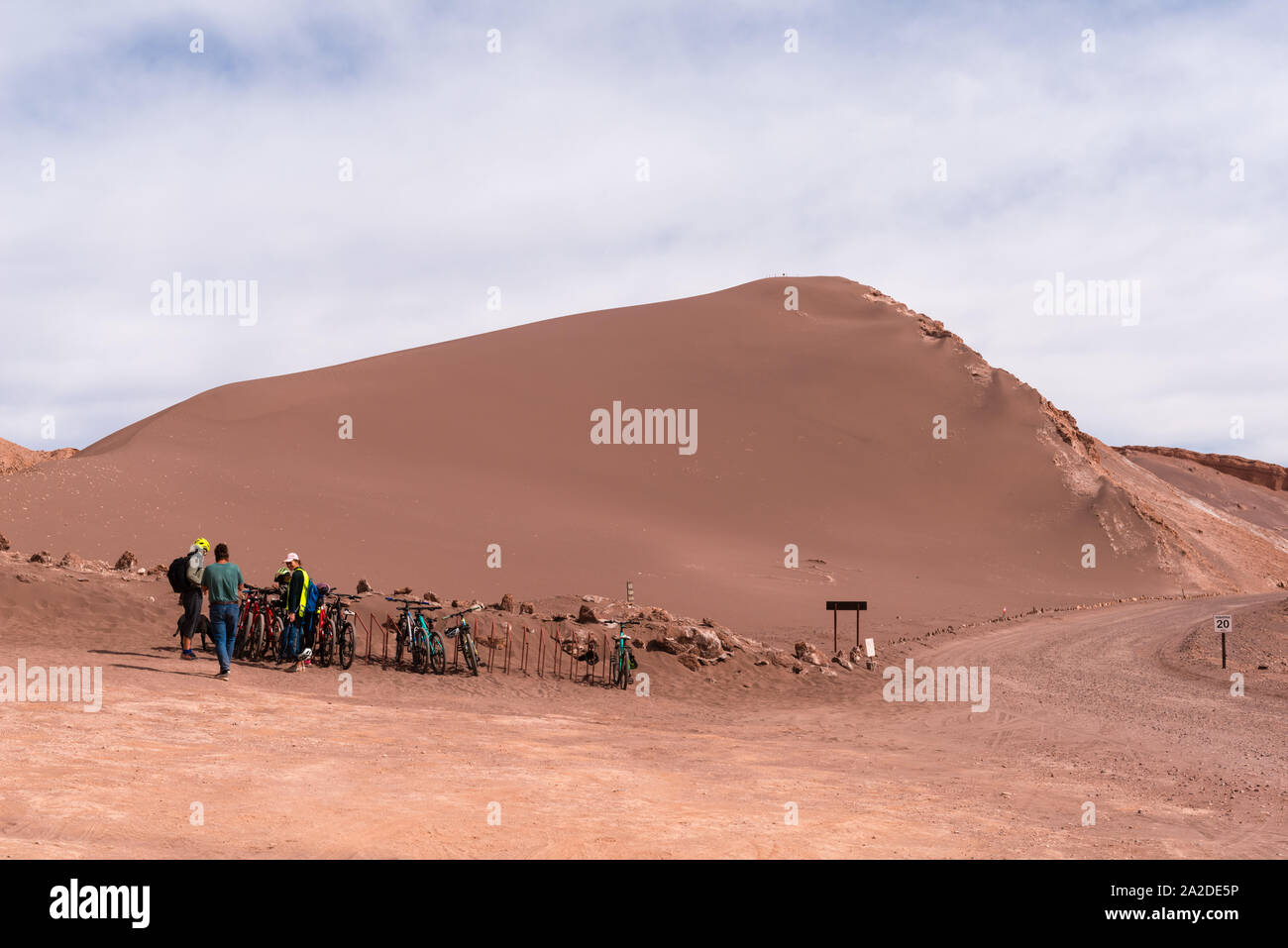 Los turistas en bicicleta a lo largo de la duna mayor, Valle de la Luna o Valle de la Luna, San Pedro de Atacama, República de Chile, América Latina Foto de stock