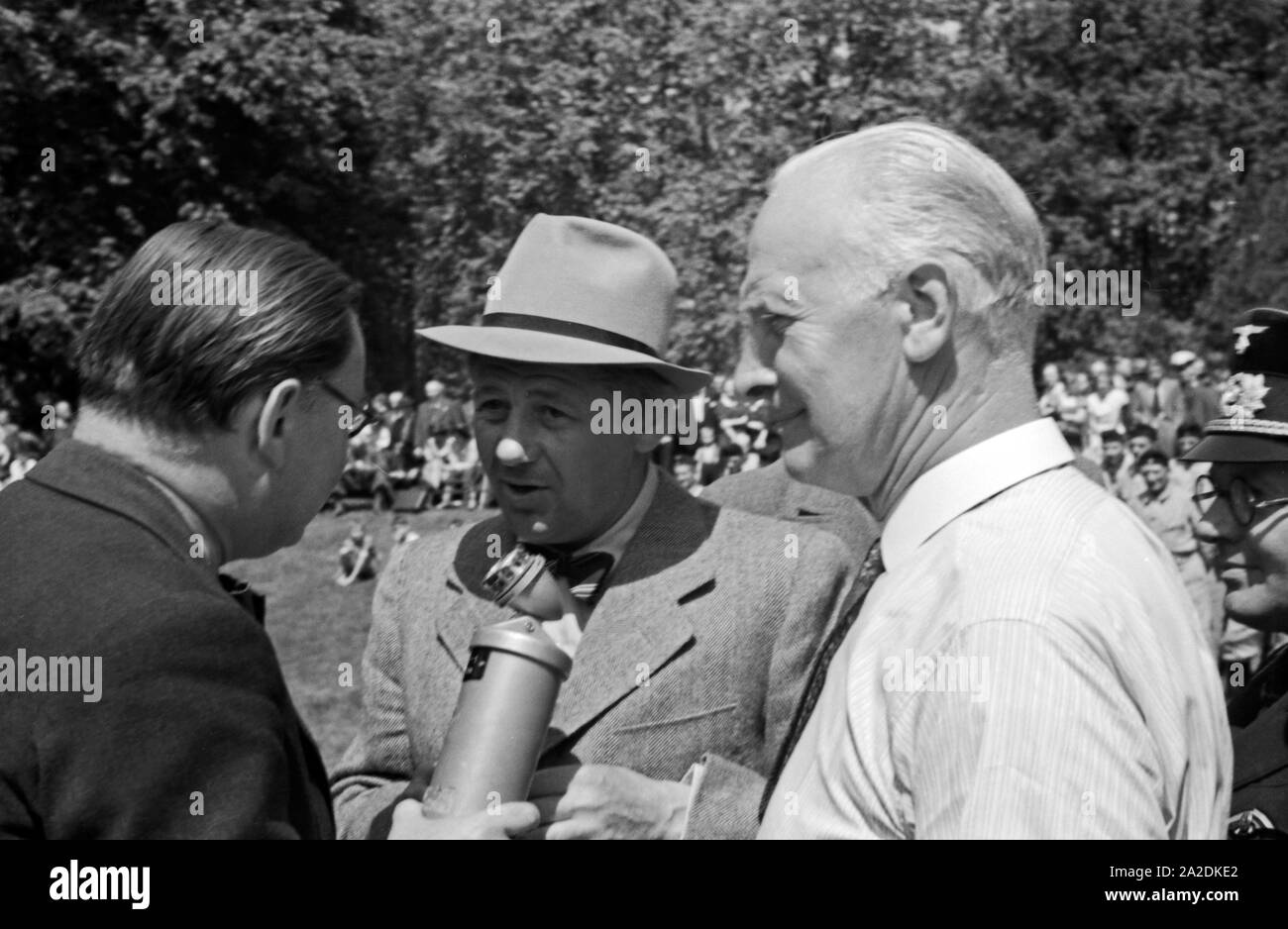 Der österreichische Schauspieler Paul Hörbiger wird bei einen Angelwettbewerb für den Rundfunk interviewt, Deutschland 1930er Jahre. El actor austriaco Paul Hoerbiger visitando un concurso de pesca y es entrevistado por la radio, Alemania 1930. Foto de stock