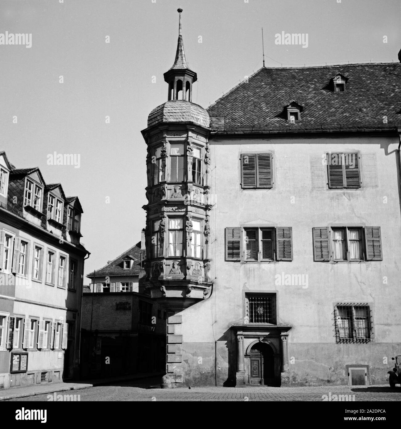 Un einem Gebäude Eckturm historischen en Würzburg, Deutschland 1930er Jahre. Jutty esquina en un edificio histórico en Würzburg, Alemania 1930. Foto de stock