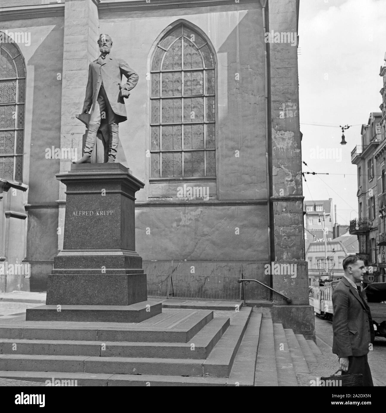 Denkmal Alfred Krupp en Essen, Alemania 1930er Jahre. Alfred Krupp monumento en la ciudad de Essen, Alemania, 1930. Foto de stock