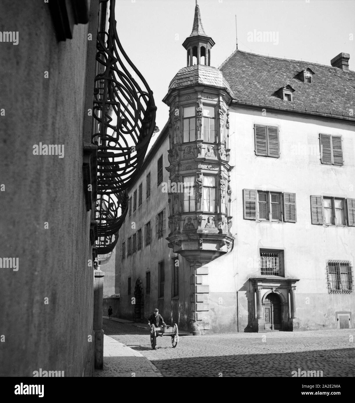 Un einem Gebäude Eckturm historischen en Würzburg, Deutschland 1930er Jahre. Jutty esquina en un edificio histórico en Würzburg, Alemania 1930. Foto de stock