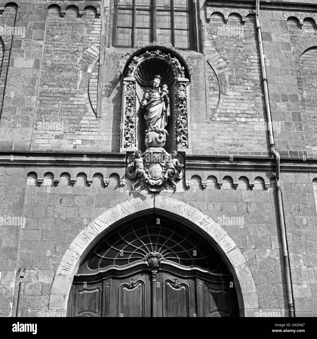Marienfigur über dem Portal der Liebfrauenkirche im Stadtzentrum von Koblenz, Alemania 1930er Jahre. Escultura de Santa María en la entrada de la iglesia de la iglesia de Nuestra Señora en Koblenz, Alemania 1930. Foto de stock