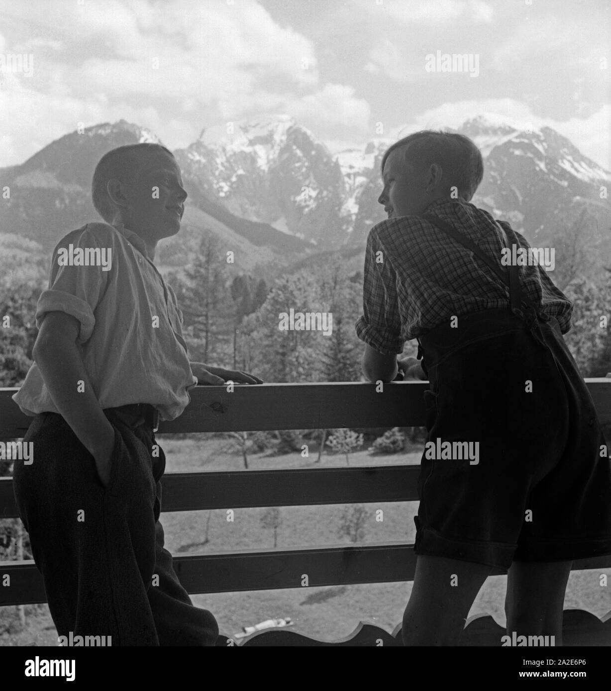 Zwei unterhalten Jungen sich auf dem Balkon der Adolf-Hitler-Jugendherberge en Berchtesgaden, Deutschland 1930er Jahre. Dos chicos charlando en el balcón del Adolf-Hitler youth hostel en Berchtesgaden, Alemania 1930. Foto de stock