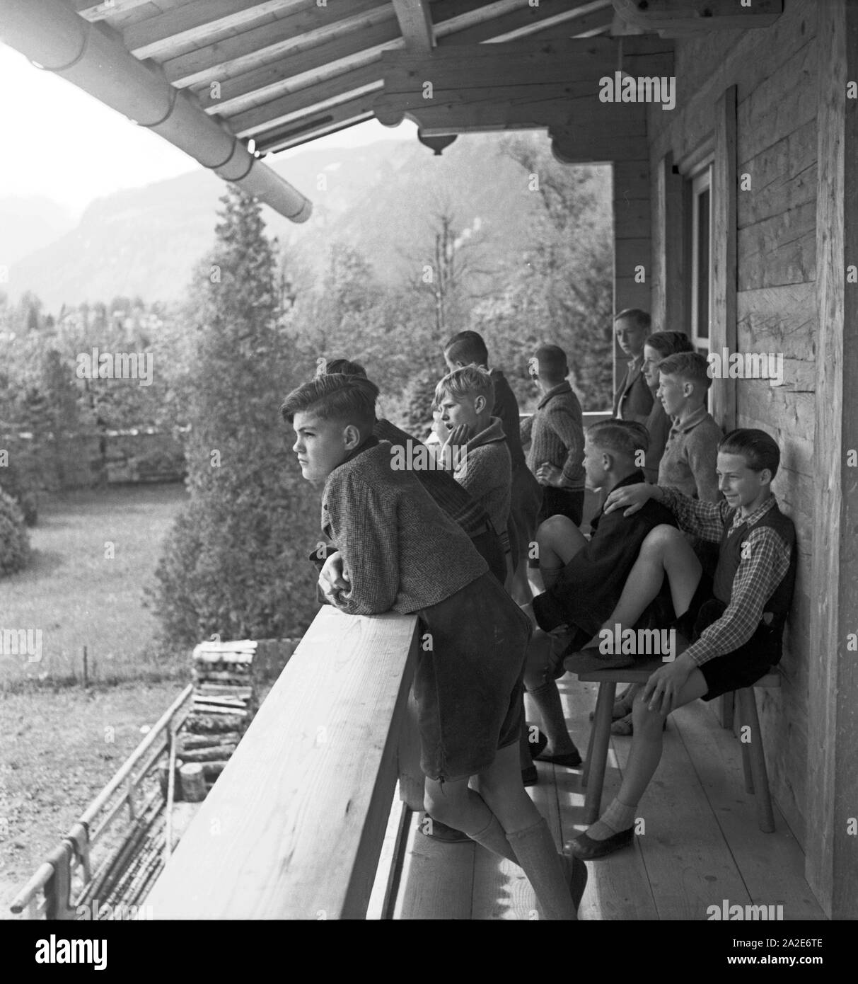 Jungen auf dem Balkon der Adolf-Hitler-Jugendherberge en Berchtesgaden, Deutschland 1930er Jahre. Los chicos en el balcón de la Adolf Hiter youth hostel en Berchtesgaden, Alemania 1930. Foto de stock