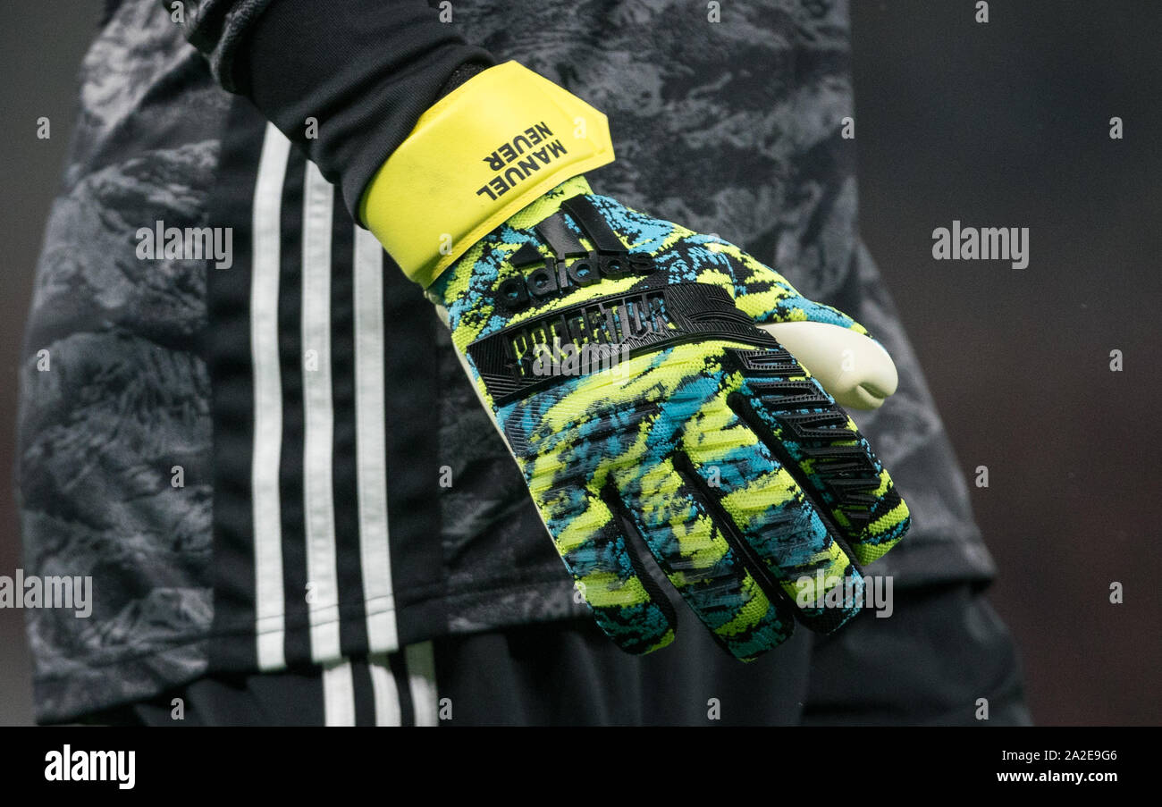 Londres, Reino Unido. 01 Oct, 2019. Las Adidas Predator porteros guante de  portero Manuel Neuer del Bayern Munich durante el partido de la Liga de  Campeones de la UEFA entre el Tottenham