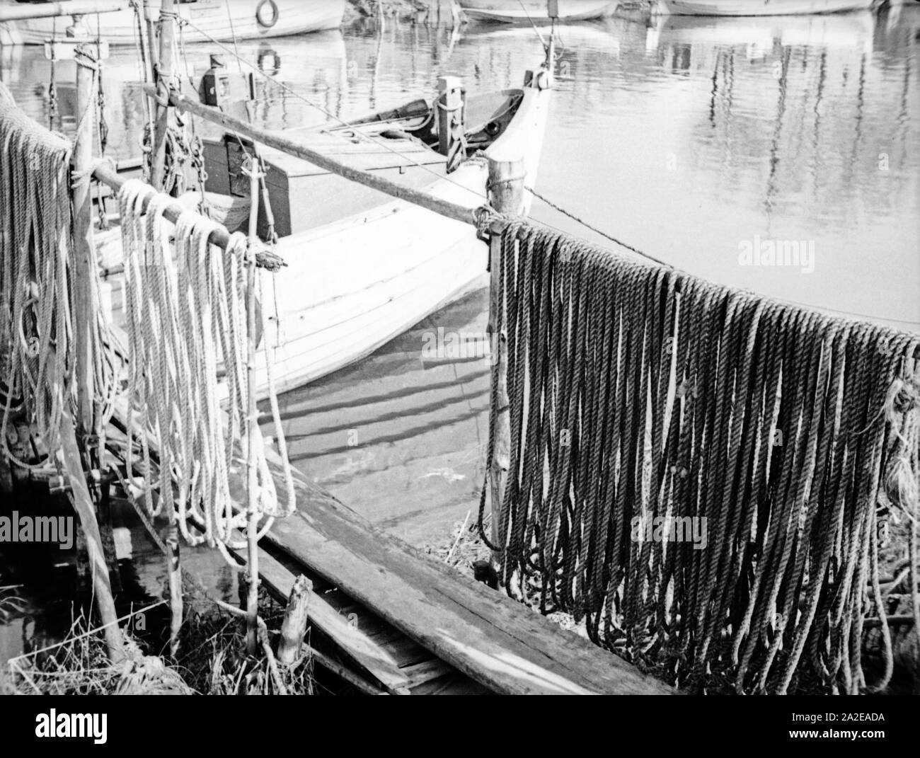 En Tauwerk einem kleinen Hafen en Ostpreußen, 1930er Jahre. Cuerda de cáñamo y sus sombras en un pequeño puerto en Prusia Oriental, 1930. Foto de stock